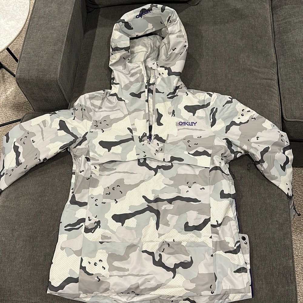 Oakley Ski Jacket Size Medium